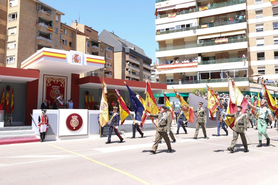 Sus Majestades los Reyes saludan a las banderas nacionales de las Unidades participantes en la parada militar