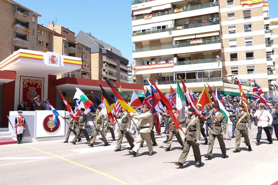Respresentación de los Países que componen la OTAN a traves de sus Banderas nacionales con motivo de 40 aniversario del ingreso de España en la OTAN