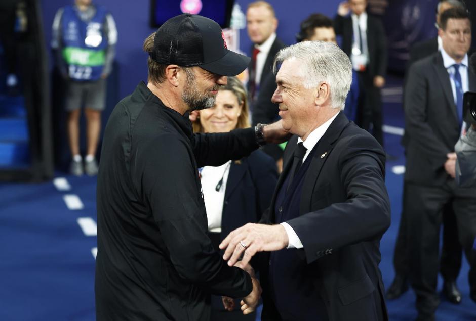 El entrenador del Liverpool, Jürgen Klopp, saluda al entrenador del Real Madrid, Carlo Ancelotti