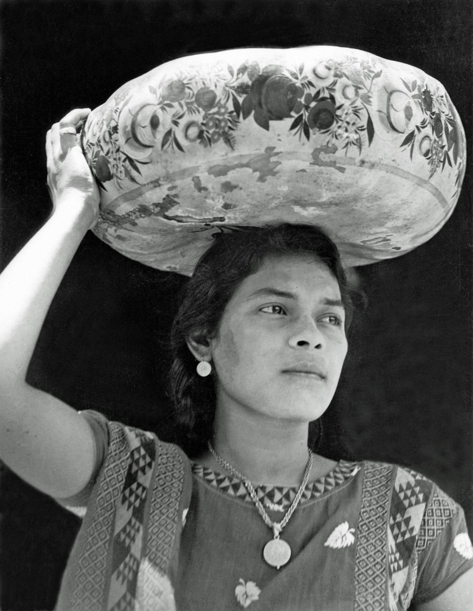 La histórica fotógrafa tuvo una brevísima carrera -de 1923 a 1930- pero fue capaz de crear una legado fotográfico único y de una calidad extraordinaria con el que retrató el México revolucionario.
Actriz de Hollywood, fotógrafa, militante comunista y refugiada política, Modotti tuvo una vida intrépida que reflejan sus imágenes.