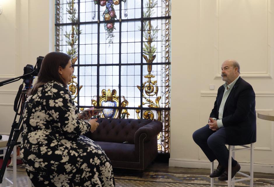 Antonio Resines y la periodista María Serrano durante la entrevista con El Debate