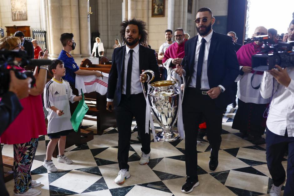 Los capitanes del Real Madrid, el brasileño Marcelo y el francés Karim Benzema, con el trofeo a su llegada a la Catedral de la Almudena