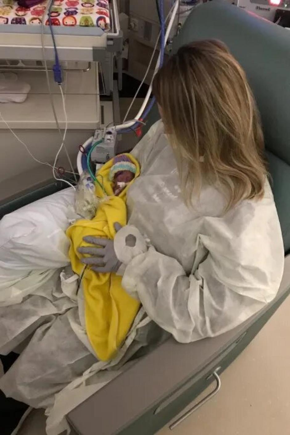 Jade Ewoldt con una de sus gemelas en el hospital