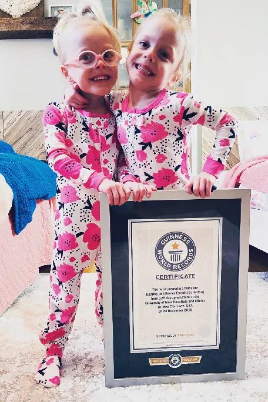 Las gemelas Ewoldt junto a su certificado de Récord Guinness