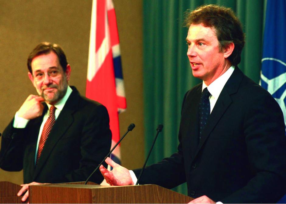 Javier Solana, secretario general de la OTAN, y Tony Blair, primer ministro británico, en Bruselas, abril de 1999