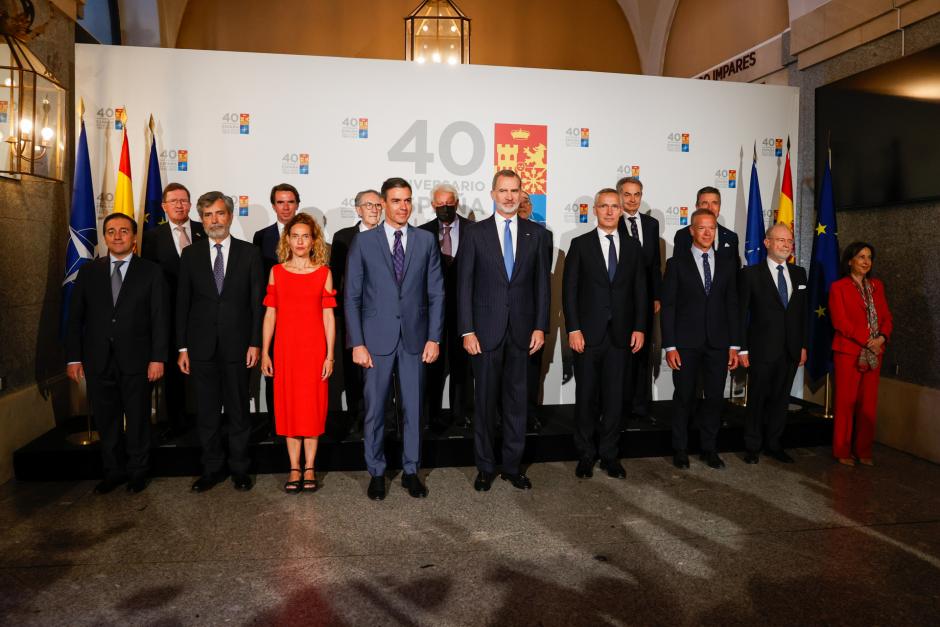Felipe VI y Pedro Sánchez junto a los expresidentes del Gobierno y otras autoridades en el 40 aniversario de España en la OTAN