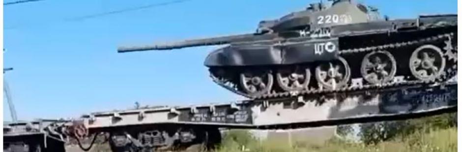 Un T-62 ruso transportado hacia Ucrania