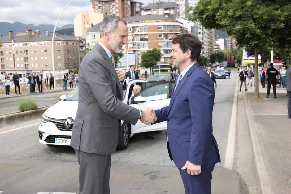 El presidente popular de Castilla y León saludó al Rey Felipe a su llegada a la Universidad de León este martes