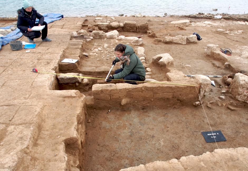 Los grandes edificios excavados del período Mittani se miden y documentan arqueológicamente