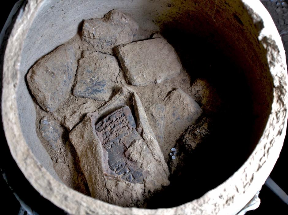 Vasija de cerámica con tablillas coneiformes, incluida una que aún se encuentra en su estuche de arcilla original