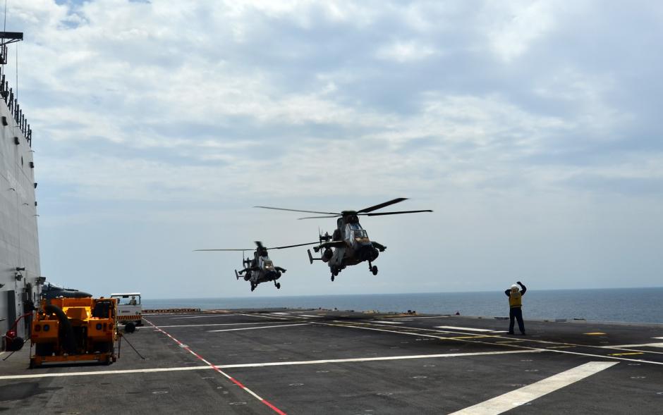 Helicópteros Tigre y Cougar del Ejército de Tierra, en el Juan Carlos I