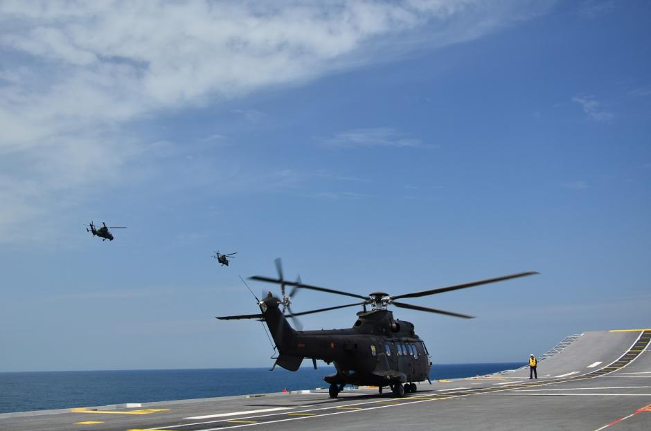 Helicópteros Tigre y Cougar del Ejército de Tierra, en el Juan Carlos I