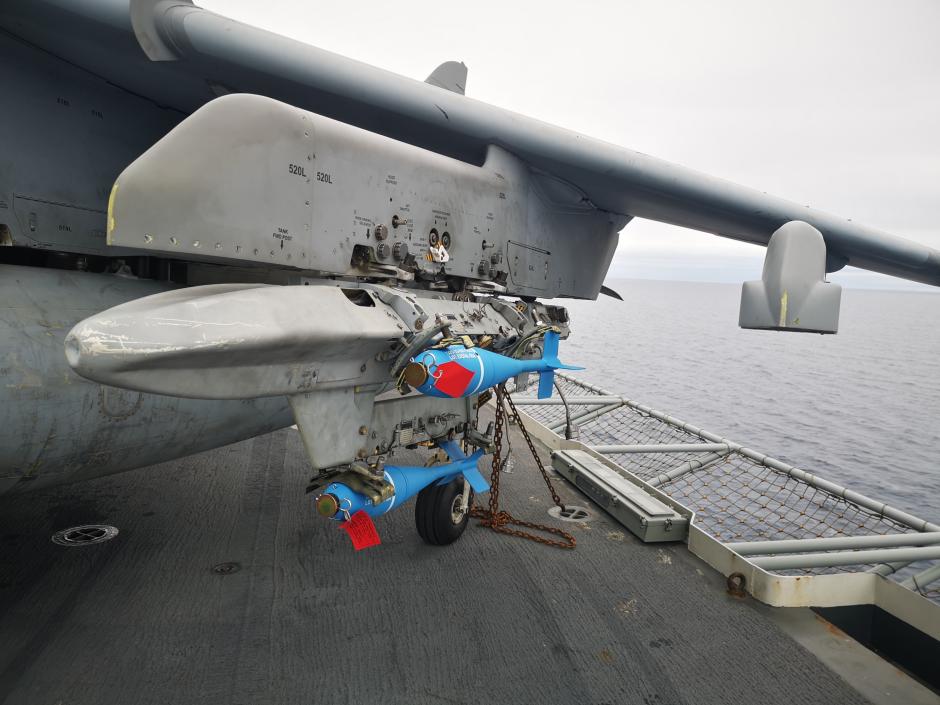 Las bombas azules colocadas en un Harrier listas para ser lanzadas