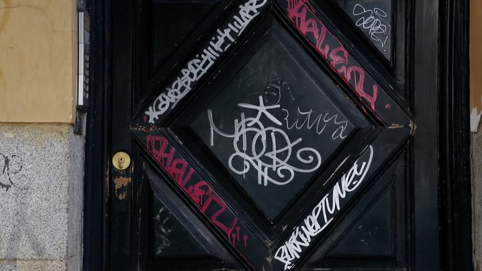 Grafiti en una puerta en Madrid
