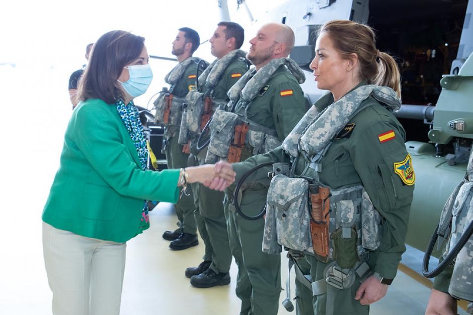La ministra de Defensa Margarita Robles saluda a una tripulante del NH-90