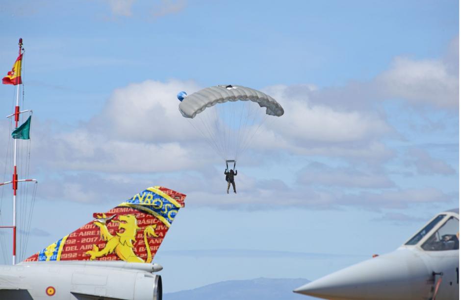 Uno de los saltos del ejercicio Lone Paratrooper
