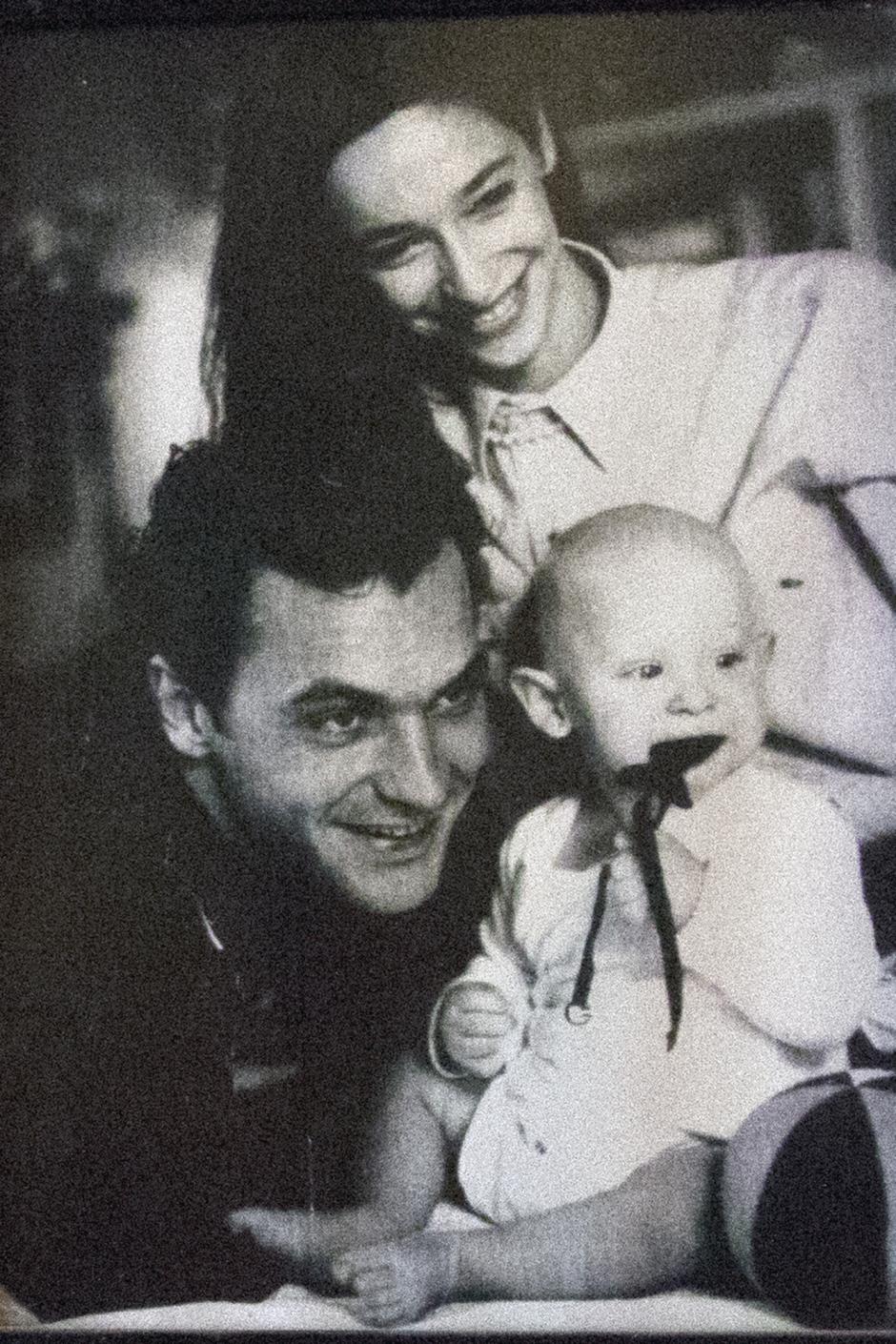 Reproducción de fotografia de José Coronado y Paola Dominguín con su hijo Nicolás