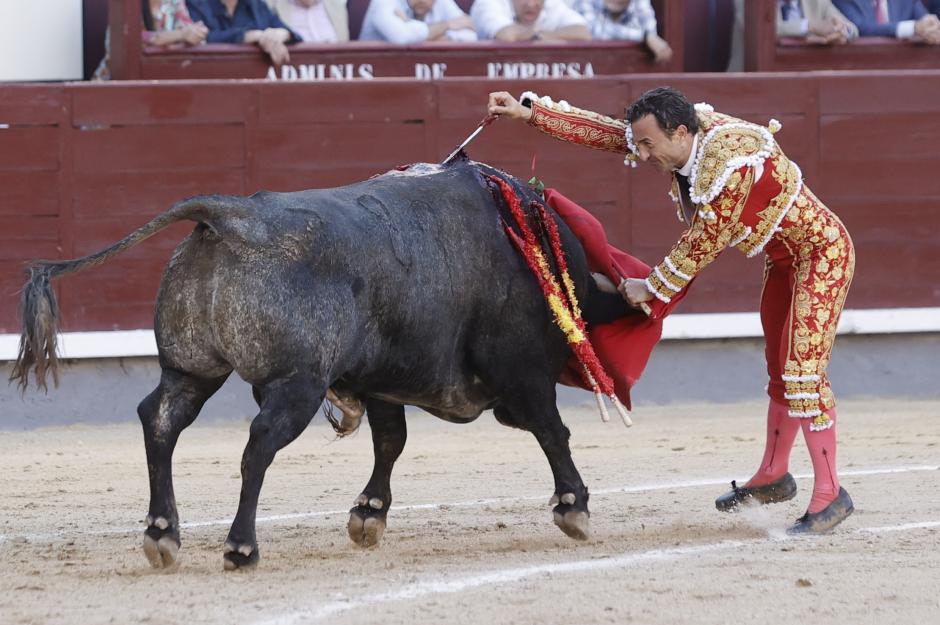 El diestro Rafaelillo entra a matar durante la corrida de la Feria de san Isidro celebrada este sábado en la plaza de toros de Las Ventas