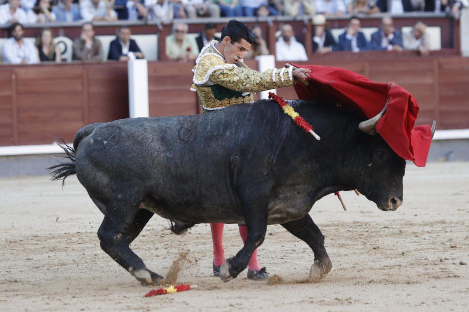El diestro Alejandro Talavante da un pase al primero de su lote durante la corrida de la Feria de San Isidro celebrada este sábado en la plaza de toros de Las Ventas