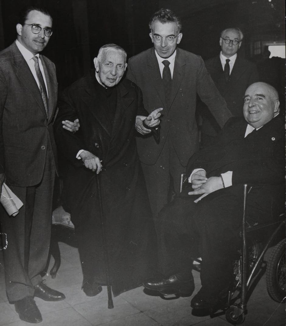 El padre Ayala acompañado entre otros por Fernando Martín Sánchez-Juliá que fue presidente de la ACdP