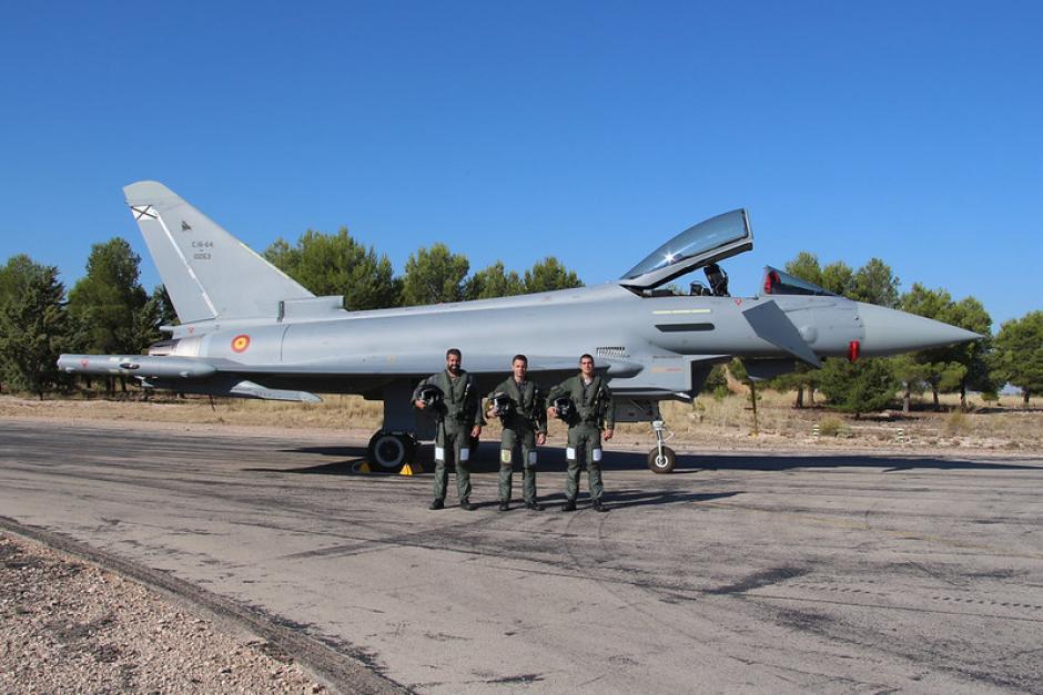 Eurofighter del Ejército del Aire español con sus tripulantes