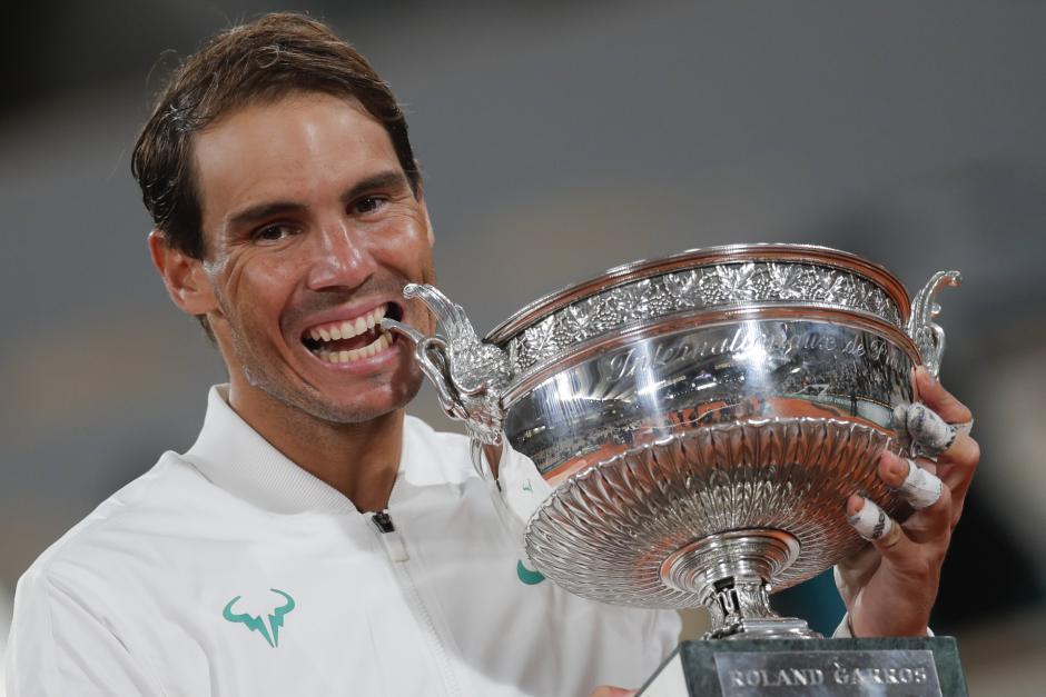 Rafael Nadal con su trofeo de Roland Garros en 2020