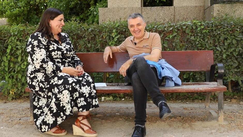 Manuel Vilas con la redactora María Serrano durante su entrevista en El Debate