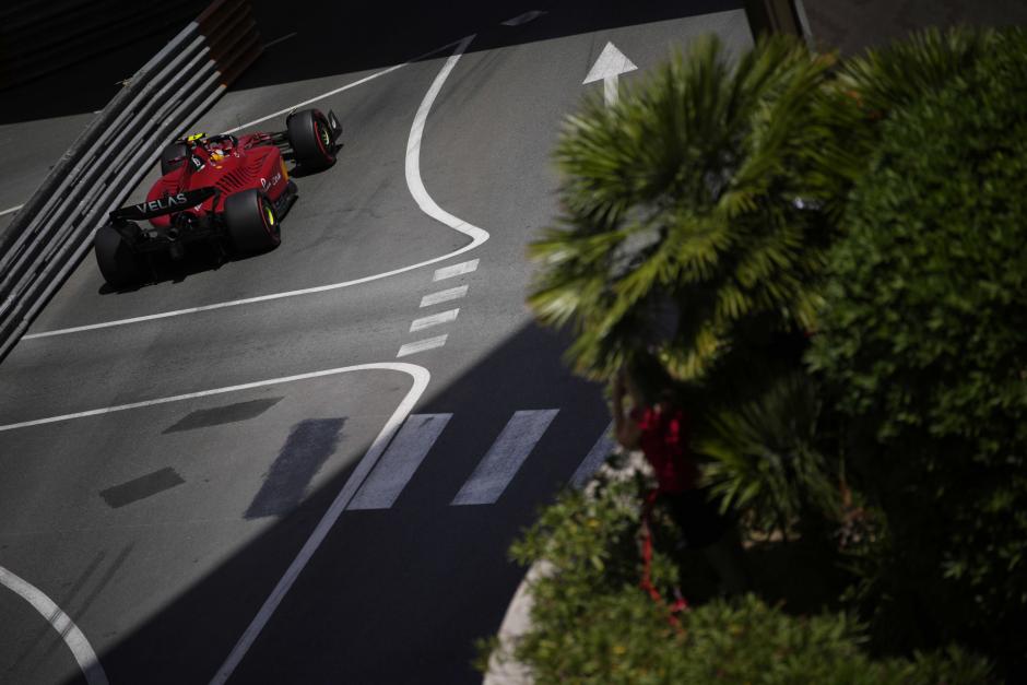 El Ferrari de Sainz durante el GP de Mónaco