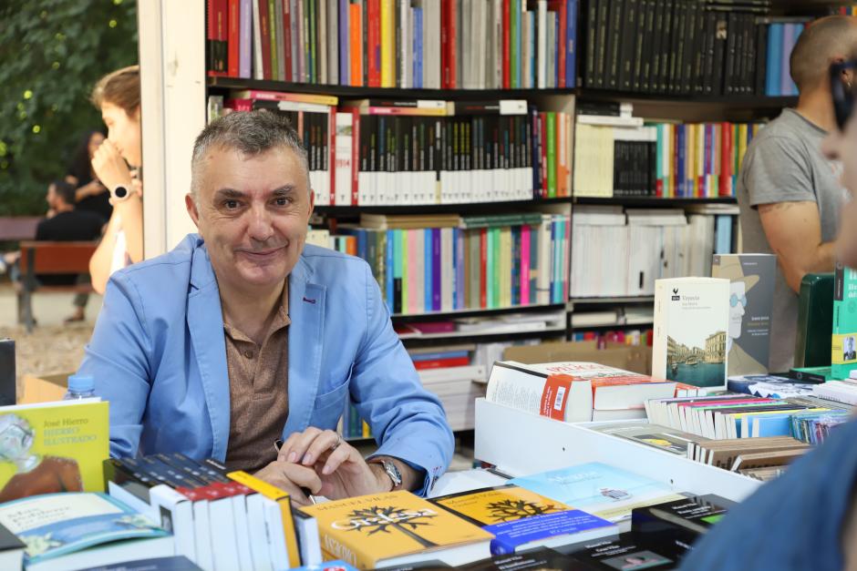 El escritor Manuel Vilas firmando en la Feria del Libro