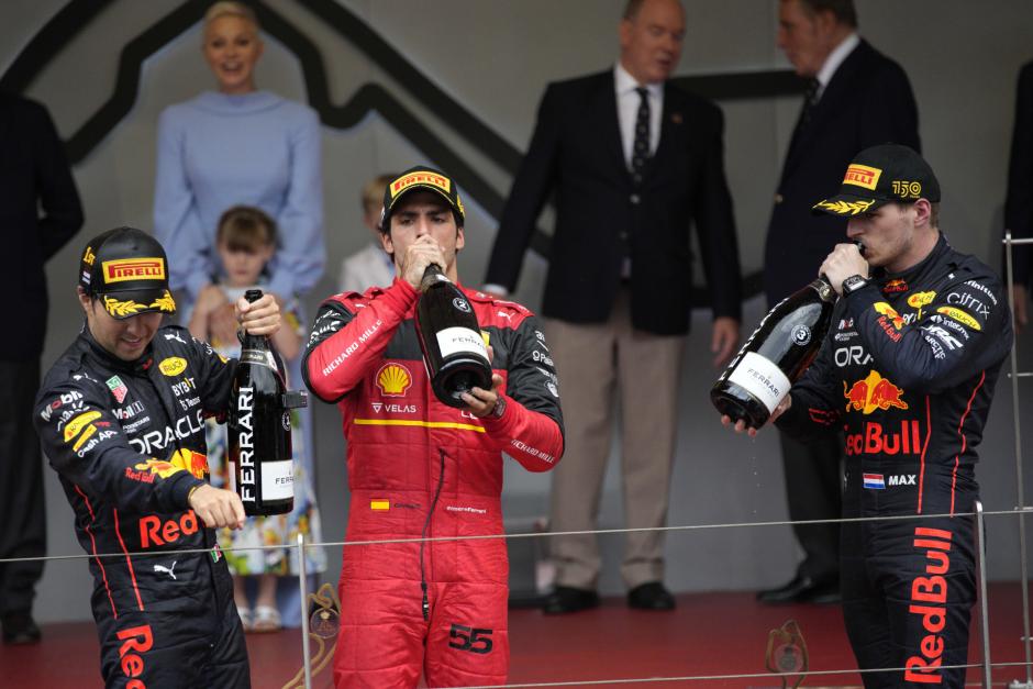 Checo Pérez, Carlos Sainz y Max Verstappen en el podio