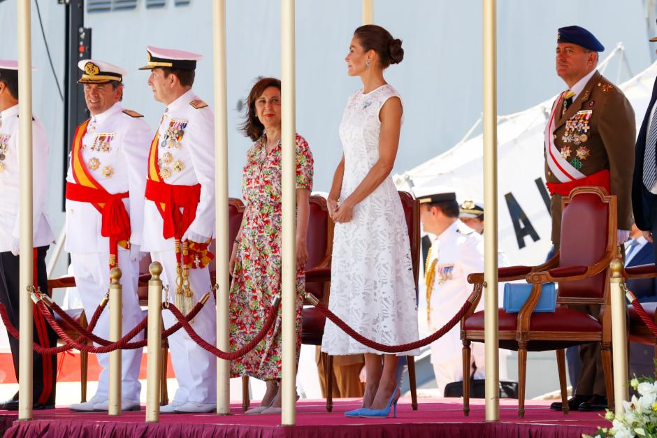La Reina Letizia, acompañada por Margarita Robles en el acto de entrega de la enseña nacional en Cartagena este martes por la mañana