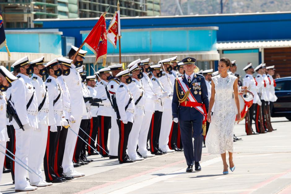 Doña Letizia ha presidido en solitario el acto de la entrega de la bandera nacional este martes en Cartagena