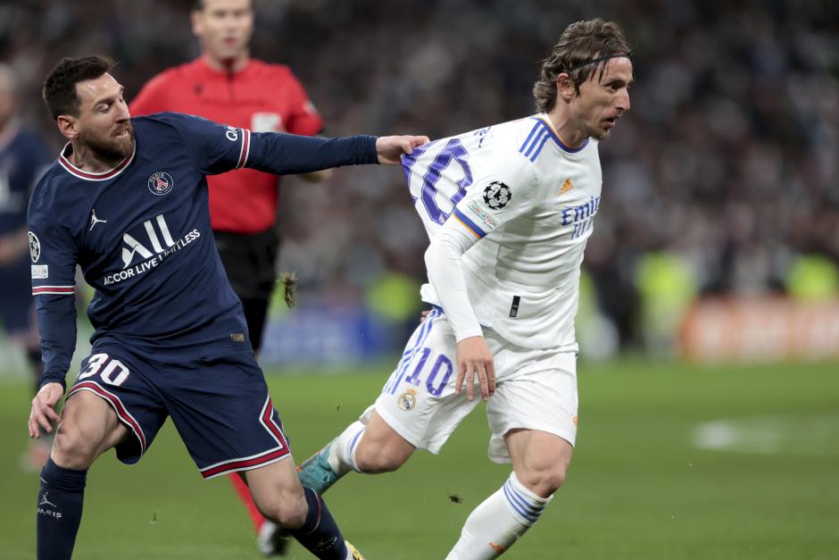 Luka Modric y Leo Messi durante el Real Madrid-PSG en la vuelta de octavos de final de la Champions League