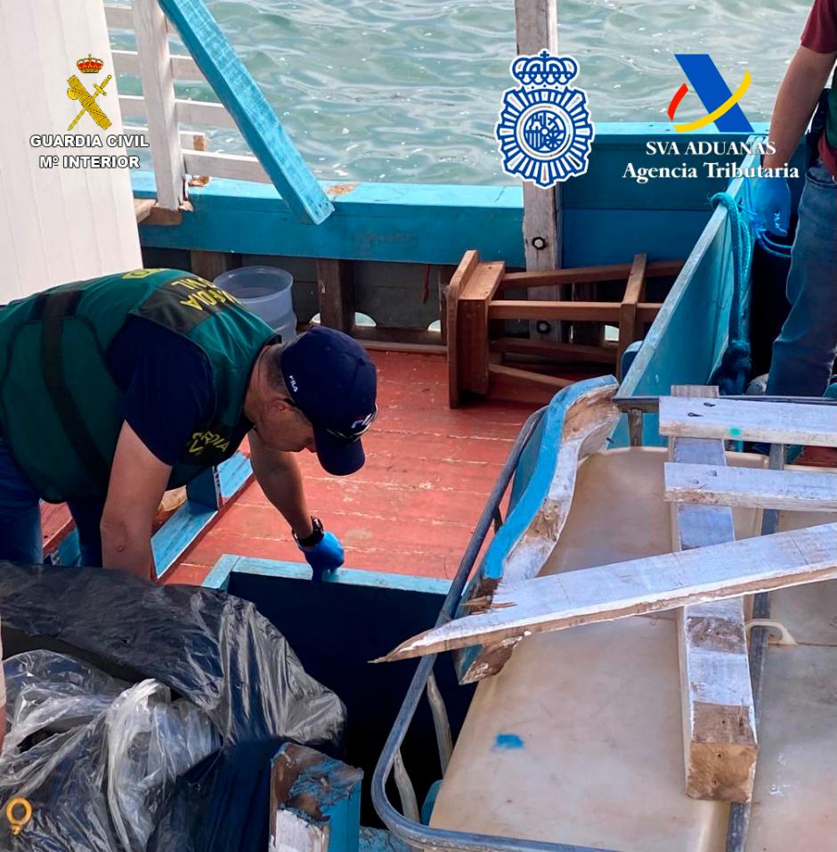 Una vez localizados los fardos sospechosos, los tripulantes fueron detenidos y el barco se trasladó a puerto para proceder al análisis de la sustancia