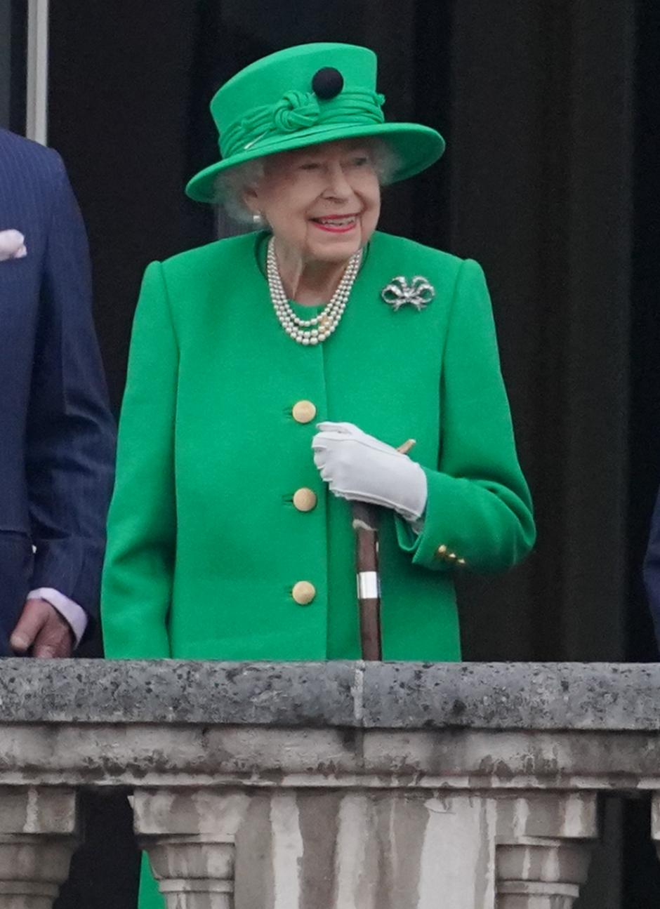 Reina Isabel II: 70 años, 126 días 

Su Majestad se convirtió en Quen envejecida el 6 de febrero de 1952. Originalmente, Isabel no estaba destinada a convertirse en Reina. Sin embargo, se convirtió en la presunta heredera después de que su padre, el rey Jorge VI, ascendiera al trono tras la abdicación de su hermano mayor, el rey Eduardo VIII.