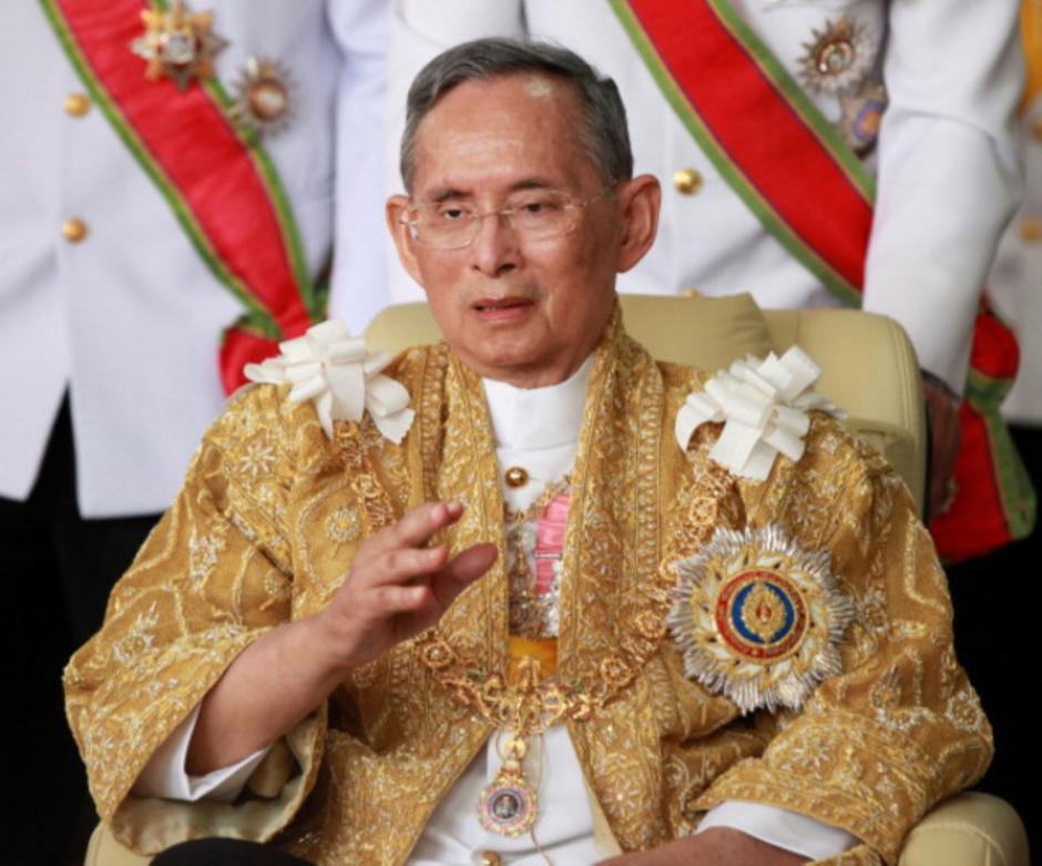 Bhumibol Adulyadej de Tailandia: 70 años, 126 días 

Durante su reinado, fue atendido por un total de 30 primeros ministros, desde el 9 de junio de 1946 hasta el 13 de octubre de 2016. Considerados cercanos a lo divino por el pueblo tailandés, aquellos que criticaron la monarquía fueron encarcelados o forzados al exilio.
