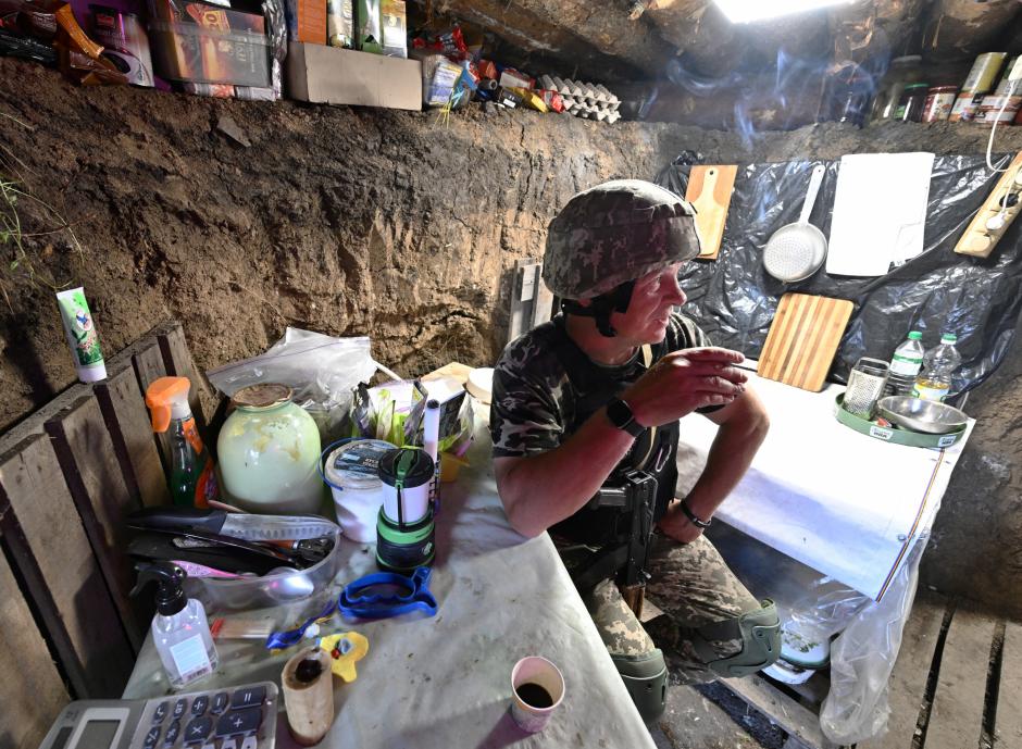 El militar ucraniano Andriy, de 54 años, descansa en un refugio en una posición ocupada por el Ejército ucraniano