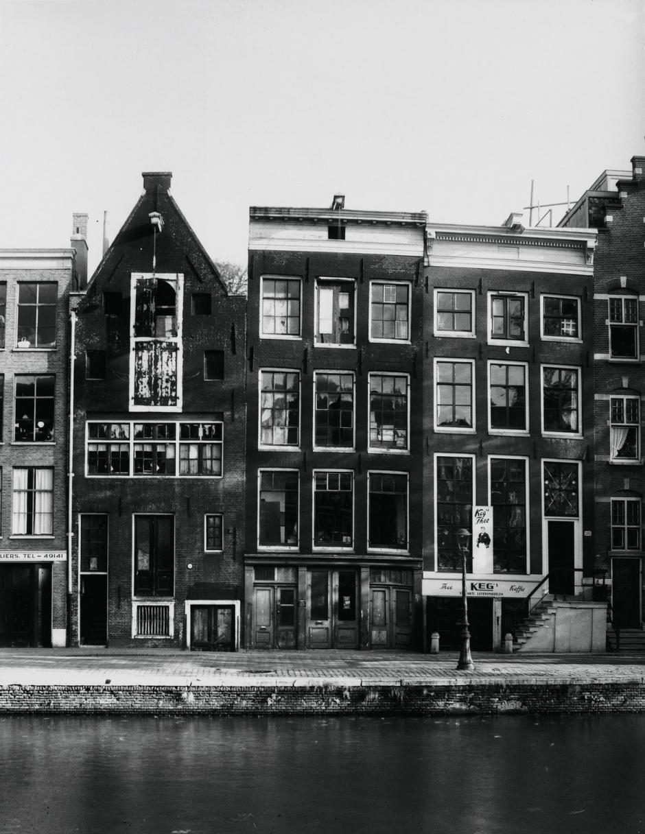 El inmueble comercial de Otto Frank, en la calle Prinsengracht 263 (al medio), aproximadamente en 1947