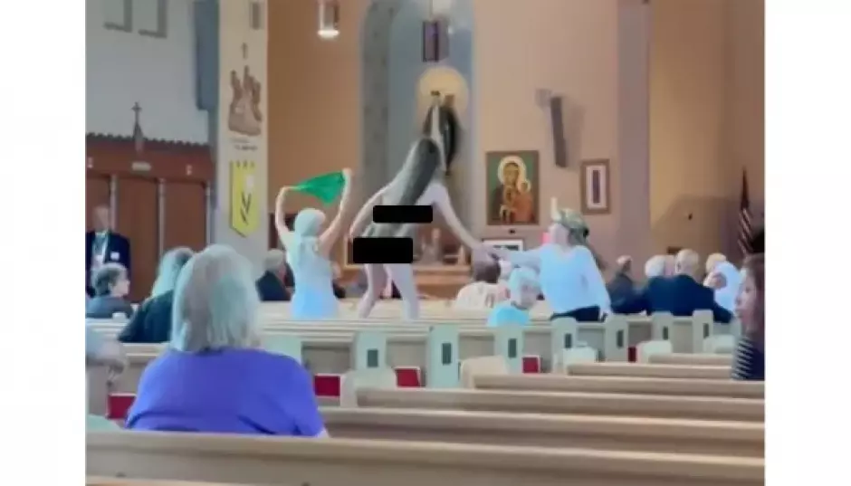 Captura del vídeo donde se ve a las dos activistas proaborto dentro de una iglesia en Michigan