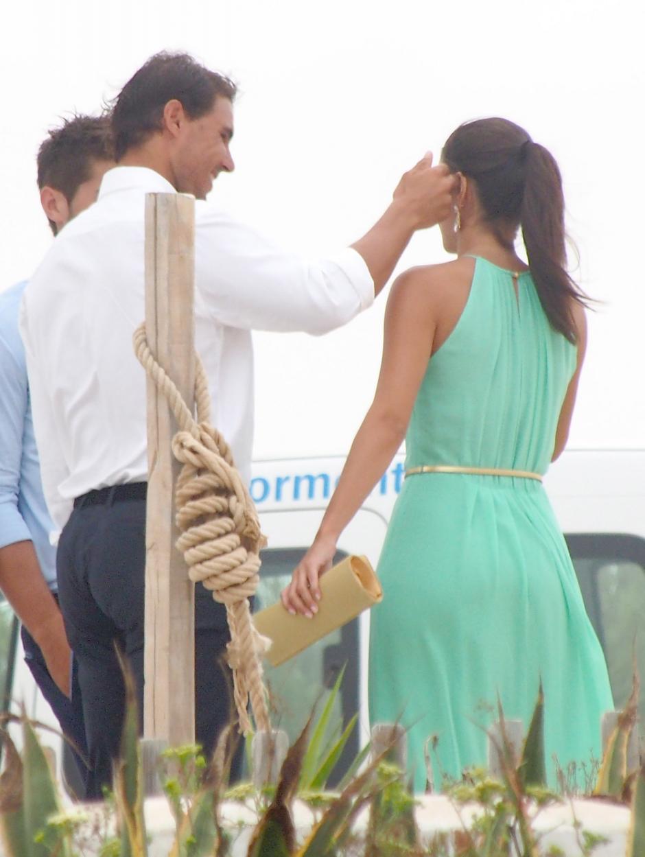 El tenista siempre se ha mostrado muy atento con su novia. Aquí se les ve en una boda en Formentera en 2014