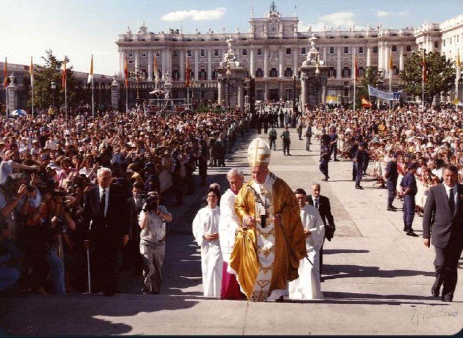 Jun pablo II a su llegada a la catedral de la Almudena