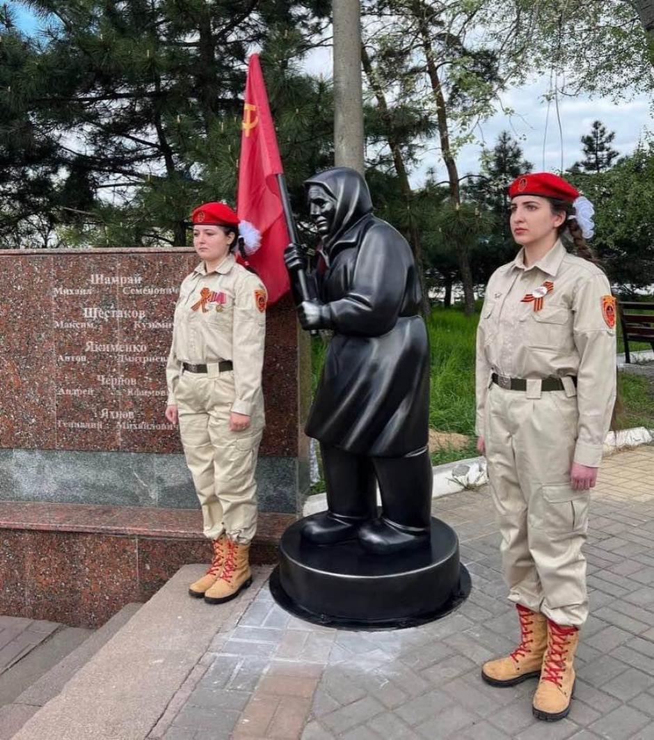 La estatua de Babushka Z en la ciudad ucraniana capturada de Mariúpol