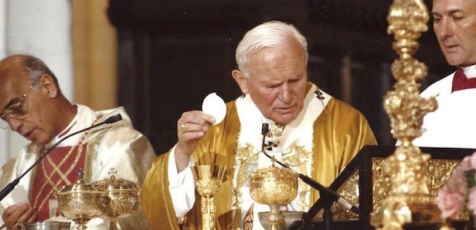 Así, un día caluroso de junio, exactamente el 15 de junio de 1993, el Papa San Juan Pablo II entraba en la catedral de la Almudena para celebrar la ceremonia de dedicación y consagración del templo. Era el momento que el pueblo de Madrid llevaba mucho tiempo esperando. Aquella tarde, el Papa se refirió a la catedral como «el símbolo y hogar visible de la comunidad diocesana, presidida por el obispo. Por ello, la dedicación de la catedral ha de ser una apremiante llamada a la nueva evangelización».