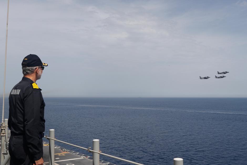 El Rey ha observado diferentes ejercicios de Flotex-22 desde el Centro de Información y Combate y la cubierta del buque anfibio portaeronaves "Juan Carlos I"