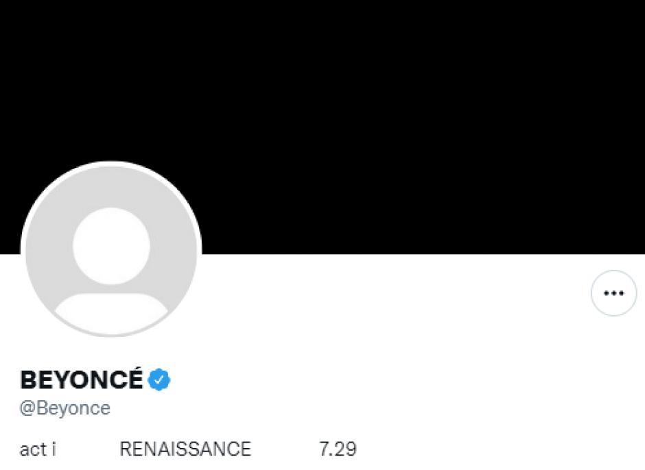 Perfil de Twitter de Beyoncé con el mensaje sucinto del nombre de su nuevo disco y la fecha de lanzamiento