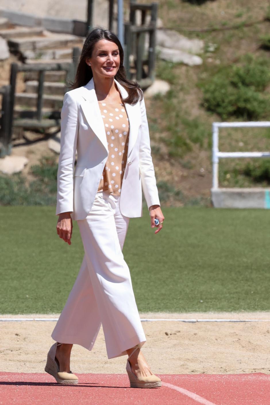 Spanish Queen Letizia Ortiz during a visit Santa Maria de Poblet Monastery in Tarragona on their visit to Cataluña on Monday, 20 July 2020.
En la foto: zapatos de esparto