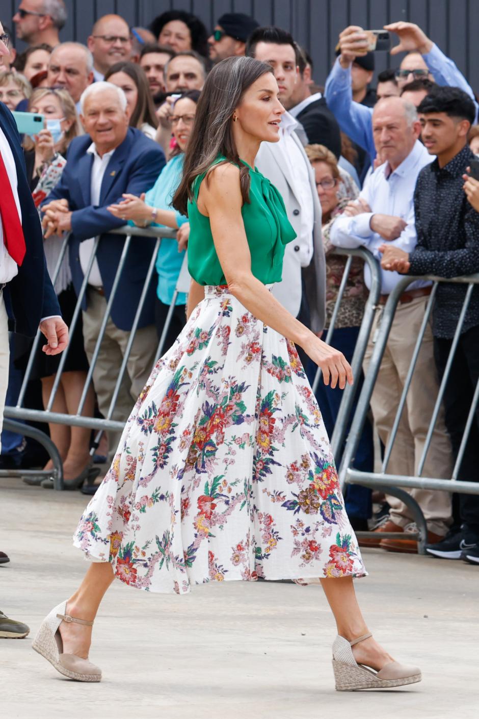 Spanish Queen Letizia Ortiz during a visit to Menorca on occasion of her stay on Balearic islands in Menorca on Thursday, 13 August 2020
en la foto : sandalias de esparto