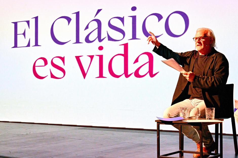 Lluís Homar con el eslogan de la nueva temporada de la CNTC, 'El Clásico es vida'