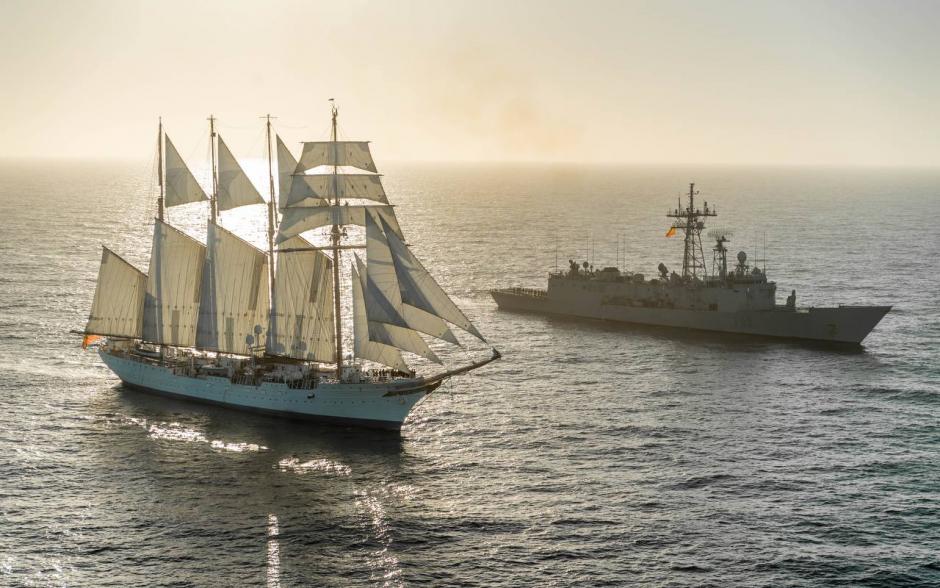El Juan Sebastián Elcano al comienzo de su aventura estuvo acompañado por la fragata Victoria