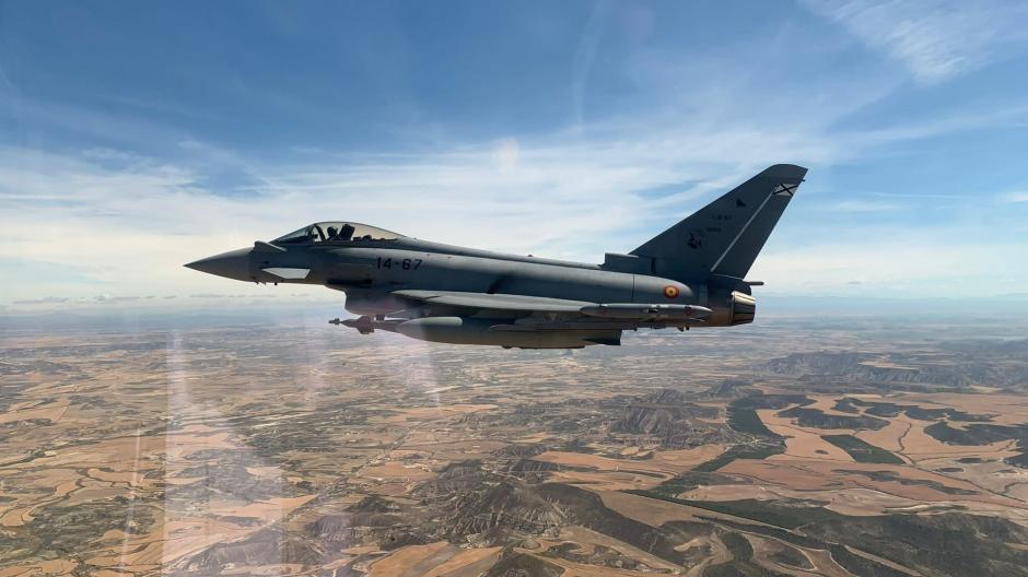 Eurofighter en pleno vuelo antes de lanzar una bomba guiada por láser